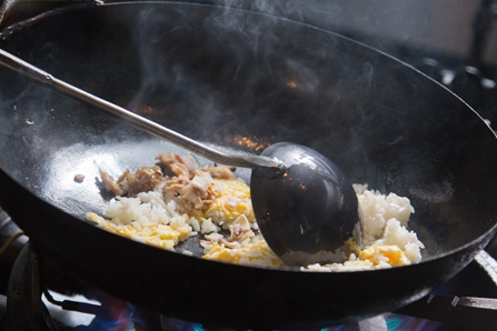 卵に空気を含ませるまさに料理人の技！