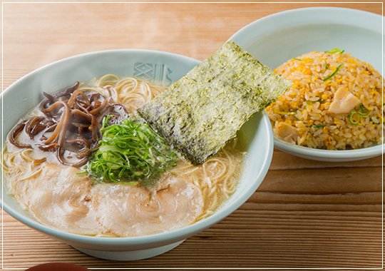 No.1ランチの定番ラーメン・半チャーハンセット